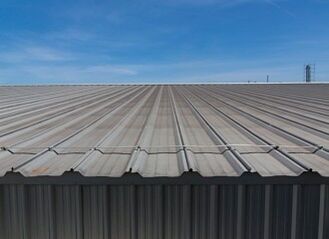Well- und Metallplatteneindeckungen