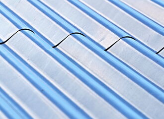 Well- und Metallplatteneindeckungen